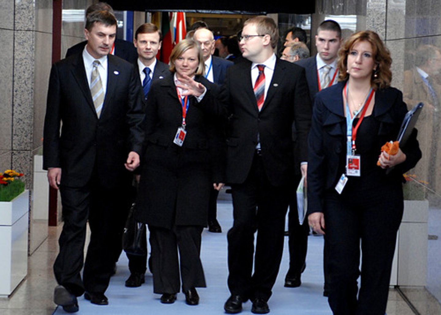 <p>だいひょう【ĐẠI BIỂU】</p><p>① người đại diện</p><p>② đại diện</p>