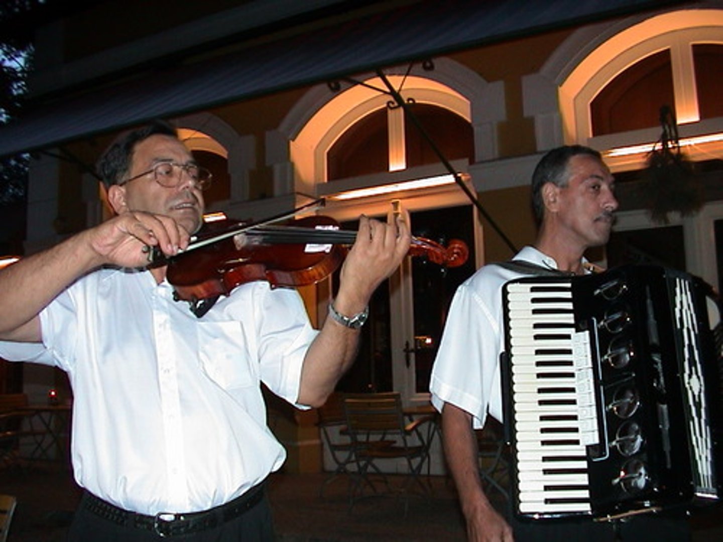 <p>えんそう 【DIỄN TẤU】</p><p>sự trình diễn, biểu diễn</p>