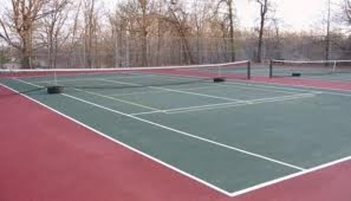 <p>You (informal) play tennis.</p>