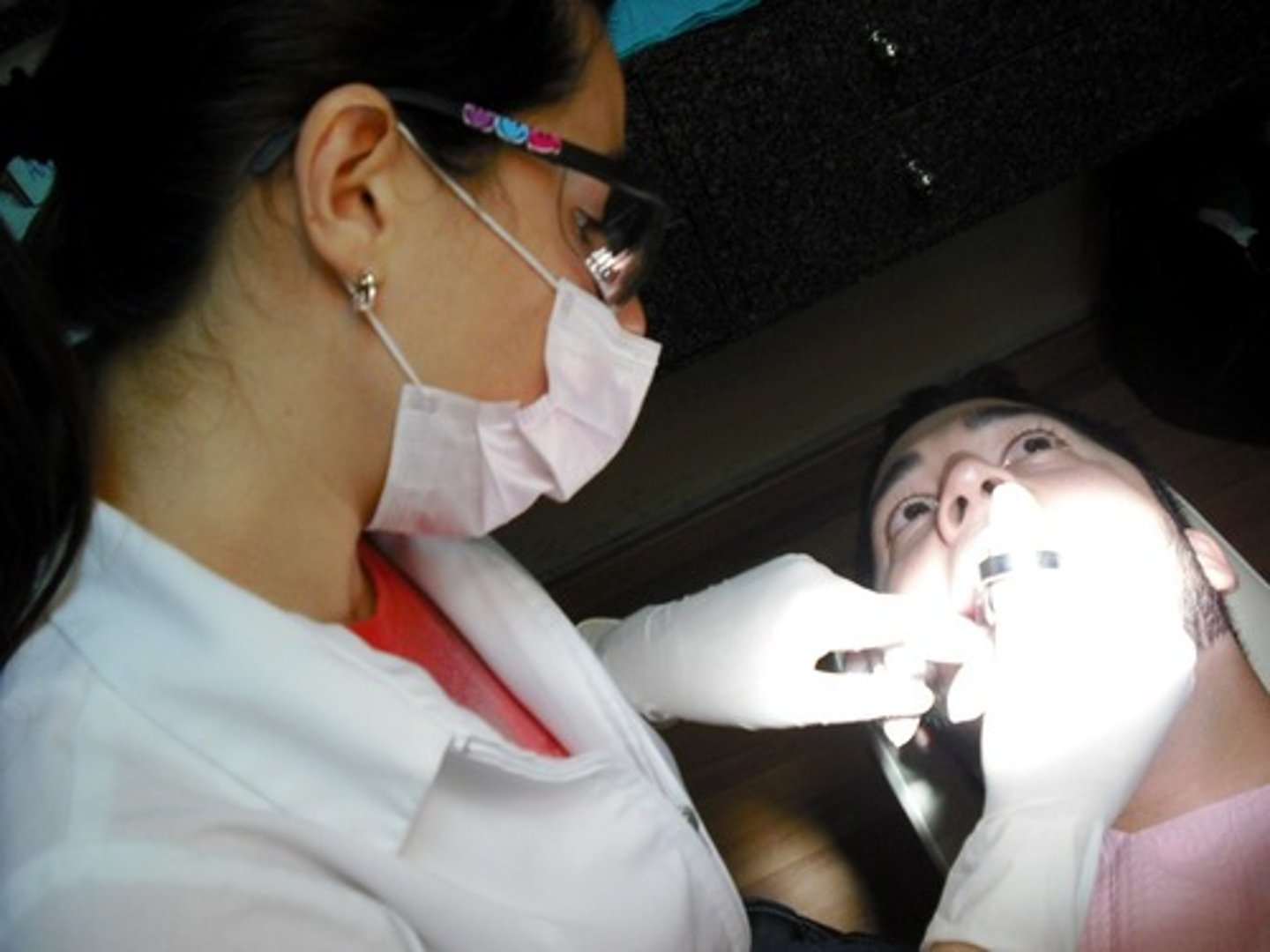 <p>un (una) dentista</p>