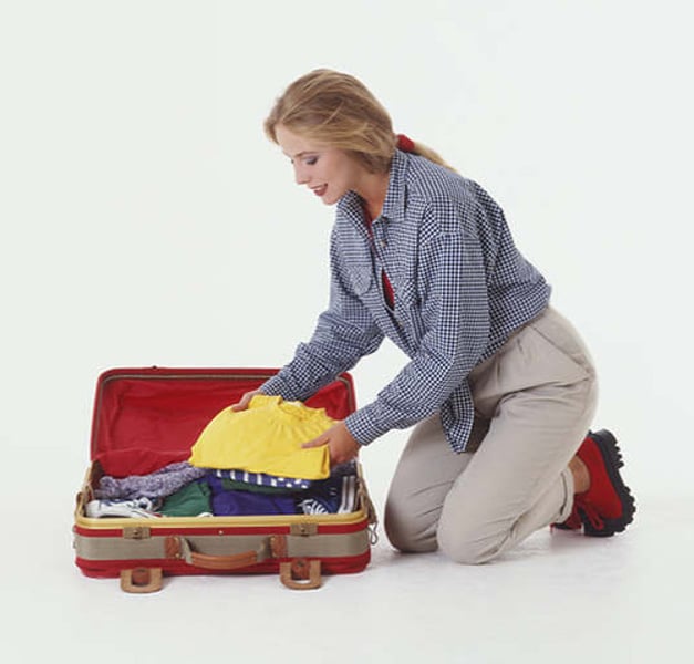 <p>to pack (a suitcase)</p>