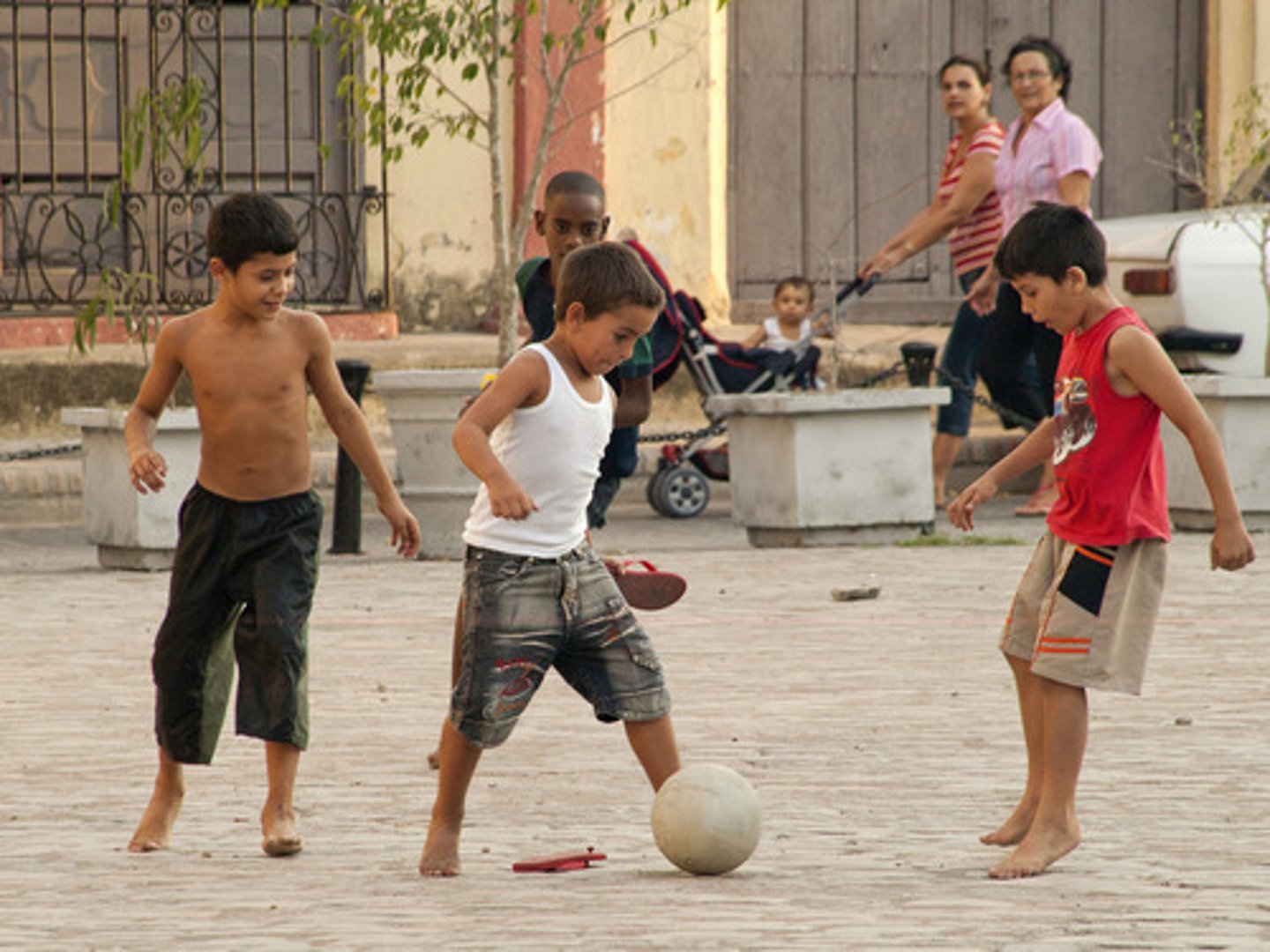 <p>ADJECTIVE Amateur sports or activities are done by people as a hobby and not as a job. ex the local amateur dramatics society</p><p>Nghiệp dư [ˈæm.ə.tʃɚ]</p>