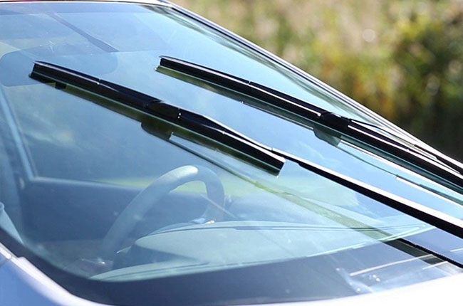 <p><span>two </span>long<span> </span>metal<span> and </span>rubber<span> </span>parts<span> that </span>move<span> against a </span>windscreen<span> to </span>remove<span> </span>rain</p>