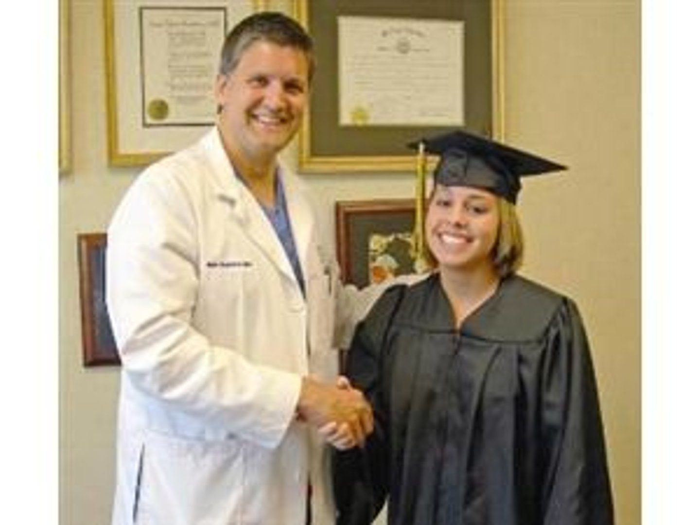 <p>вітати когось з тим, що він щось зробив</p>