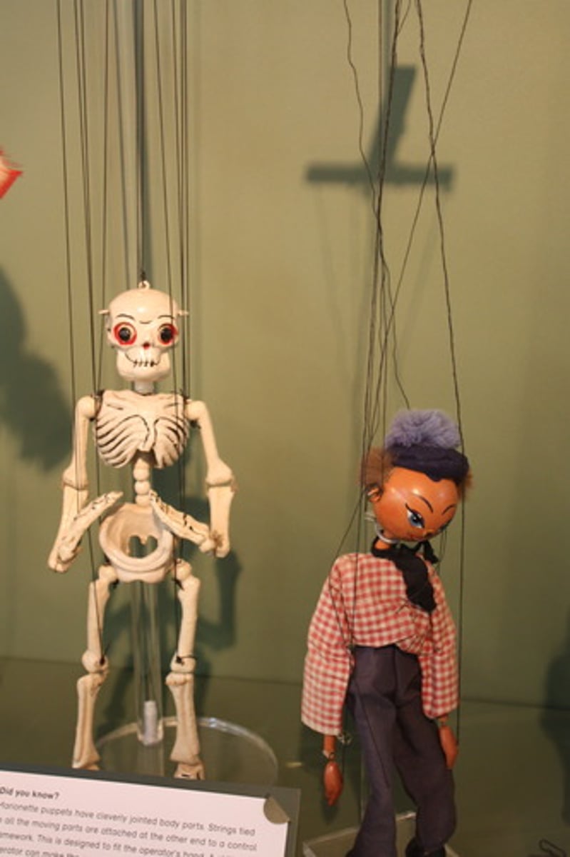 <p>puppets: Rối dây.</p>
