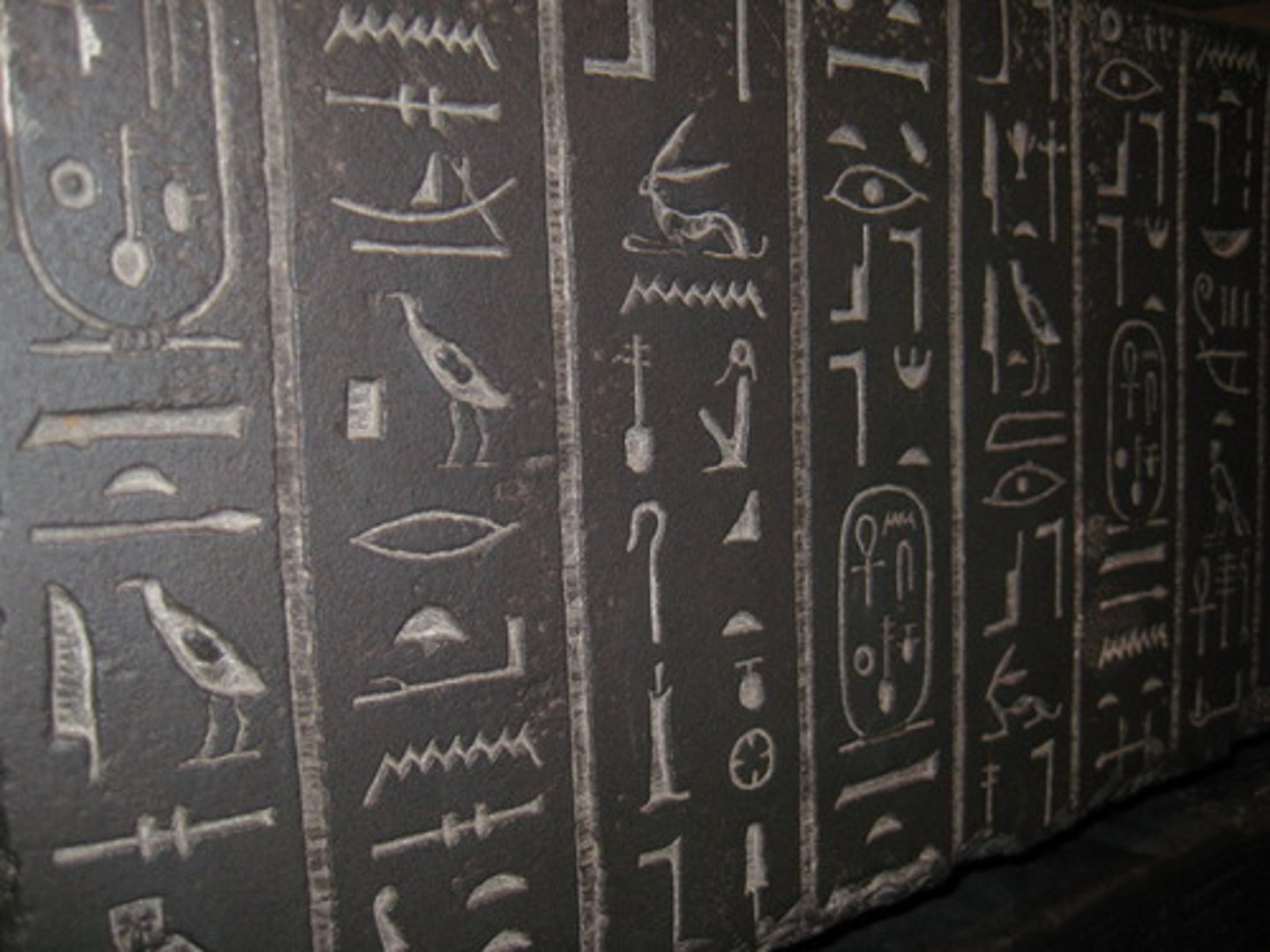 <p>designating or pertaining to a pictographic script, particularly that of the ancient Egyptians, in which many of the symbols are conventionalized, recognizable pictures of the things represented</p>