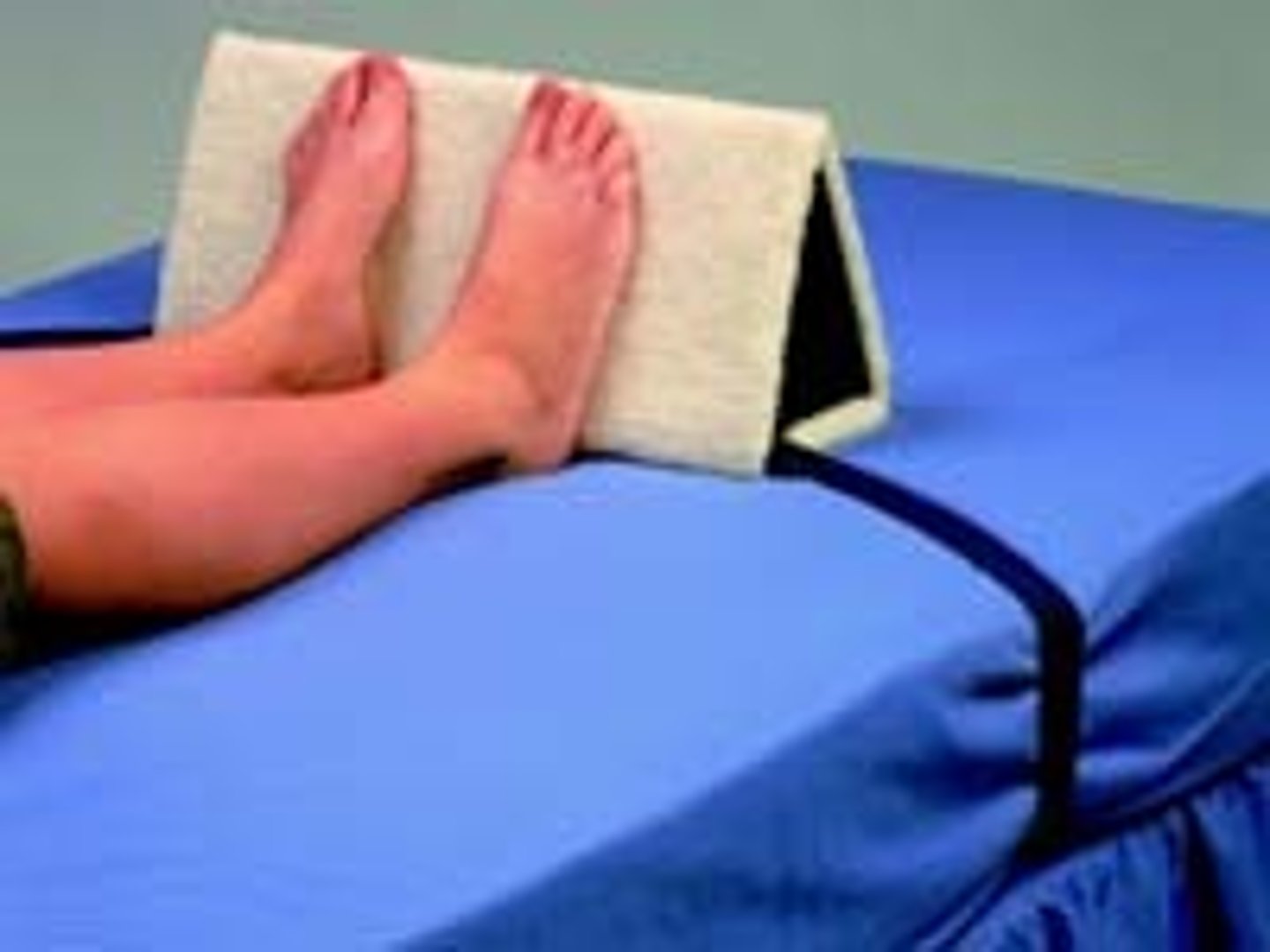 <p>A padded board at the foot of the bed that keeps the person's feet in proper alignment</p>