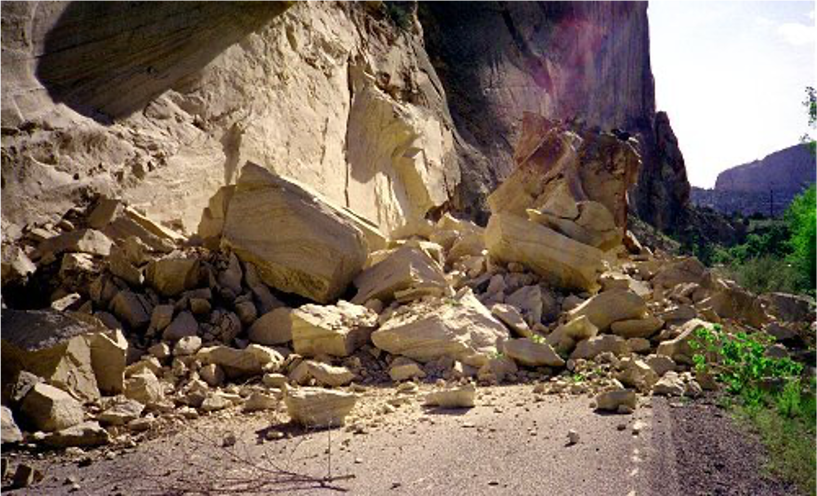 vallende stenen, het ontstaat als stenen direct van een steile helling of klif naar beneden vallen  