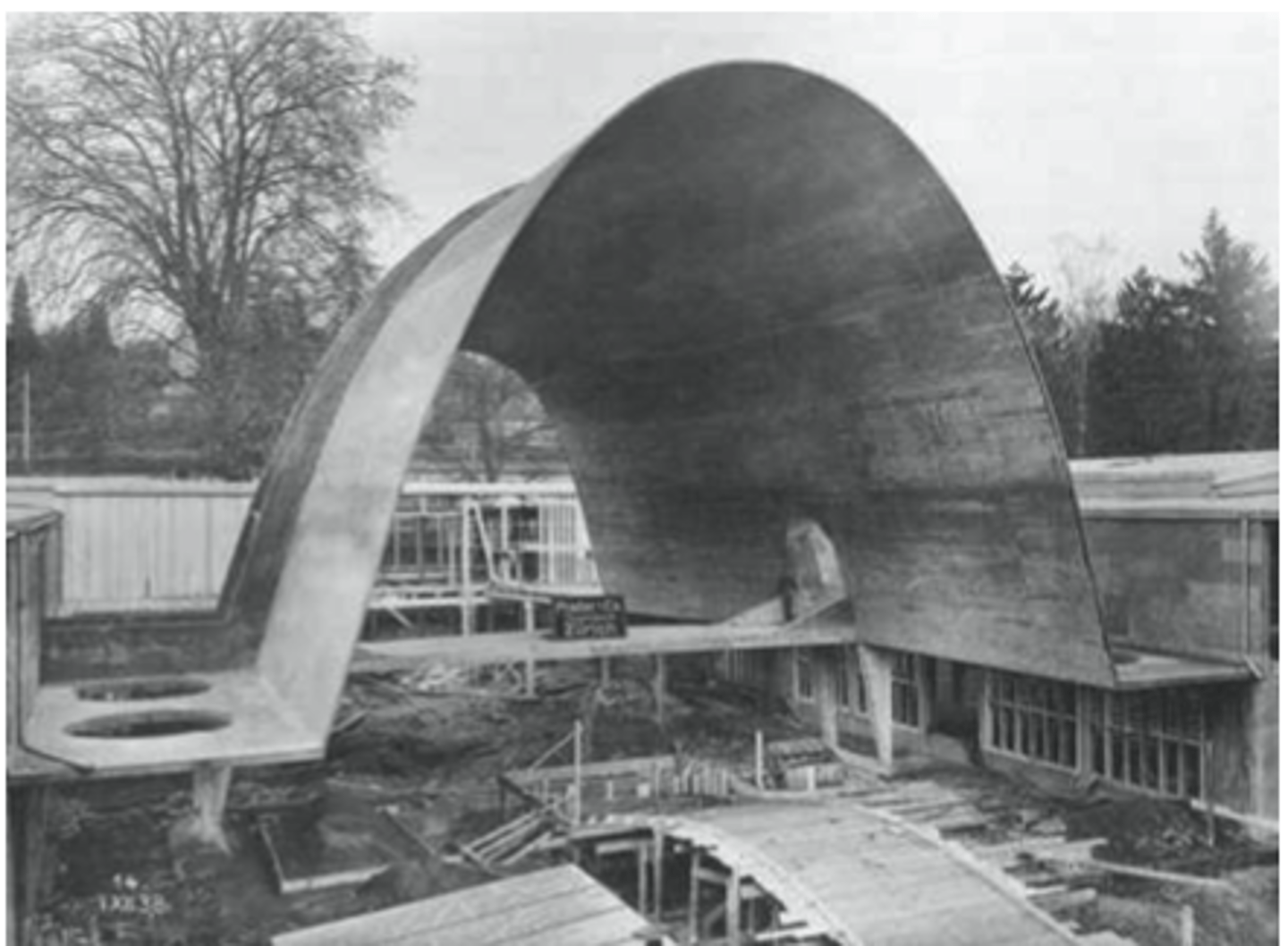 <p>BETON</p><p>- vormactieve structuur</p><p>- schaal ontworpen met perfecte vorm = parabool</p><p>- dikte schaal = 6cm</p>