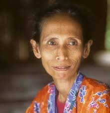 <p><span>was a Filipino weaver from Parang, Sulu known for pis syabit, a traditional Tausūg cloth tapestry worn as a head covering by the people of Jolo.</span></p>