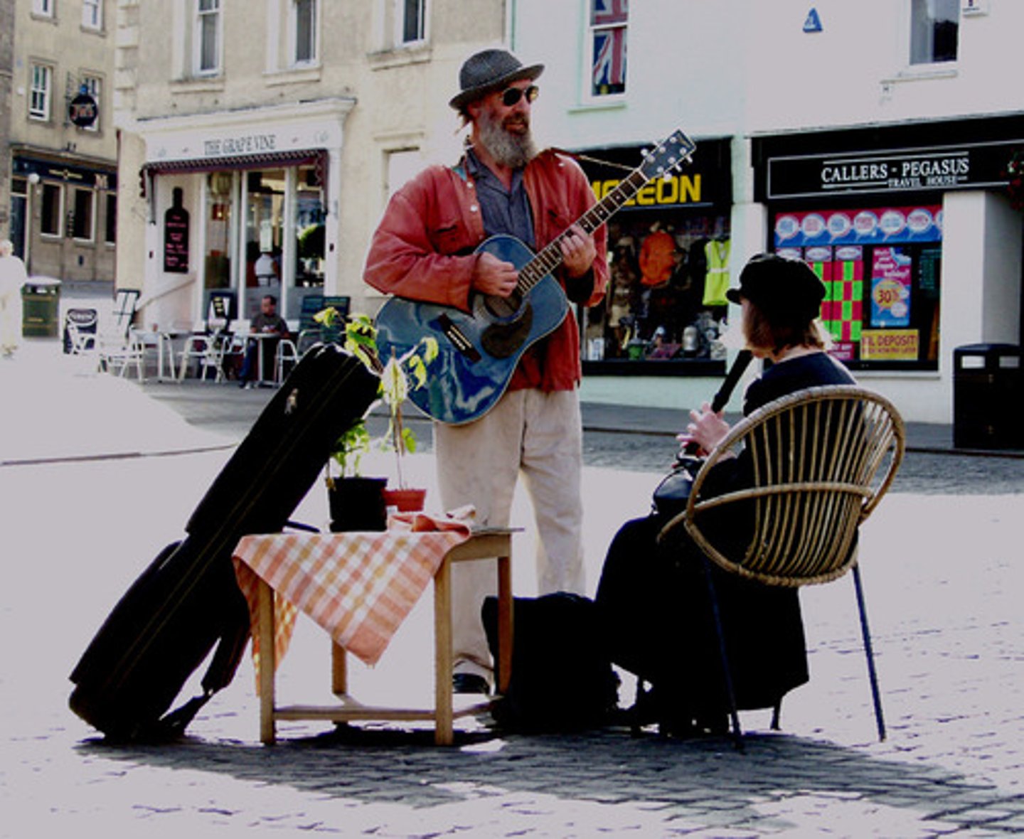 <p>tocar música en la calle</p>