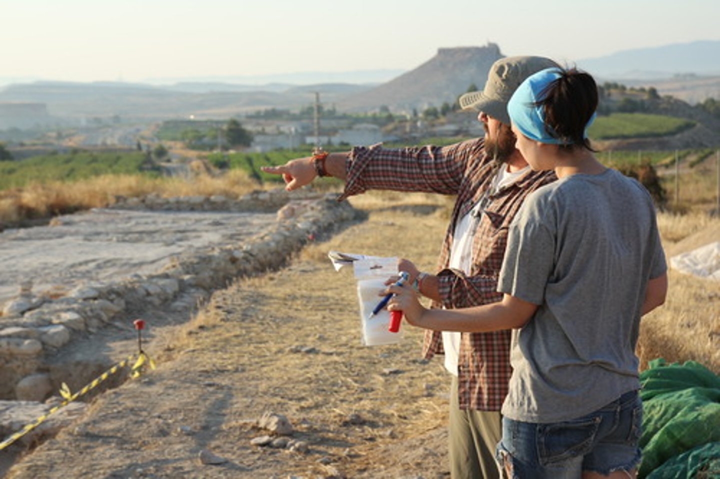 <p>(n.) the study of ancient societies by looking at old tools, bones and buildings</p>