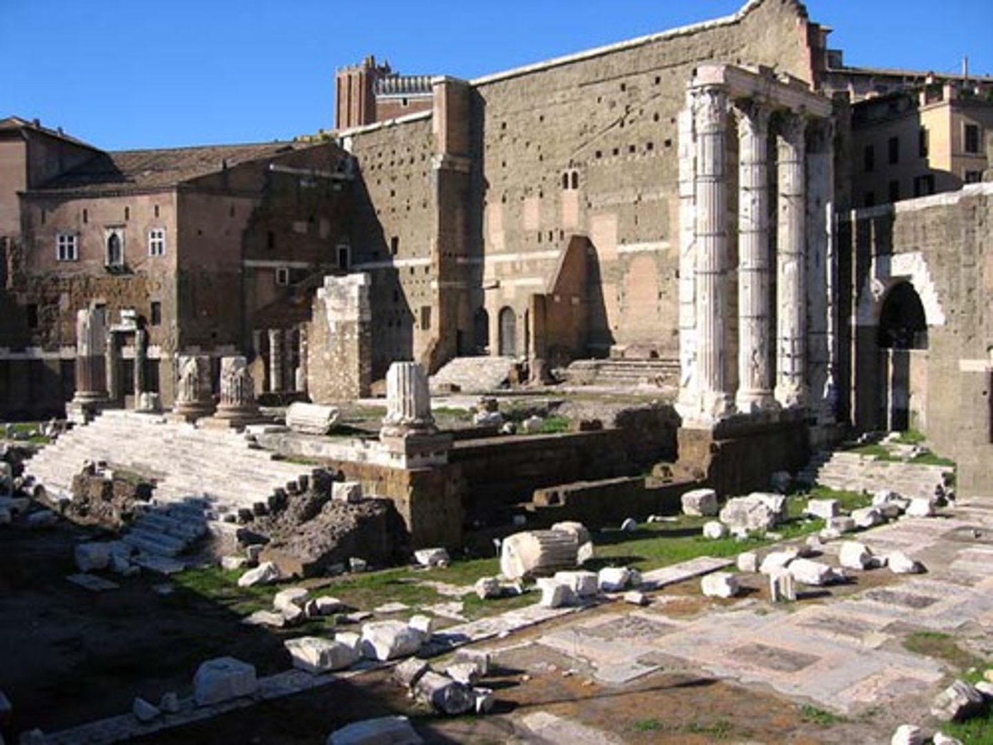 <p>-Pietas</p><p>-Niches with summi viri</p><p>-Connection to past</p><p>-Porticos with exedra hemi cycles</p>