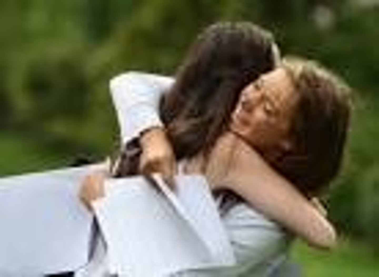 <p>ellas (abrazarse)</p>