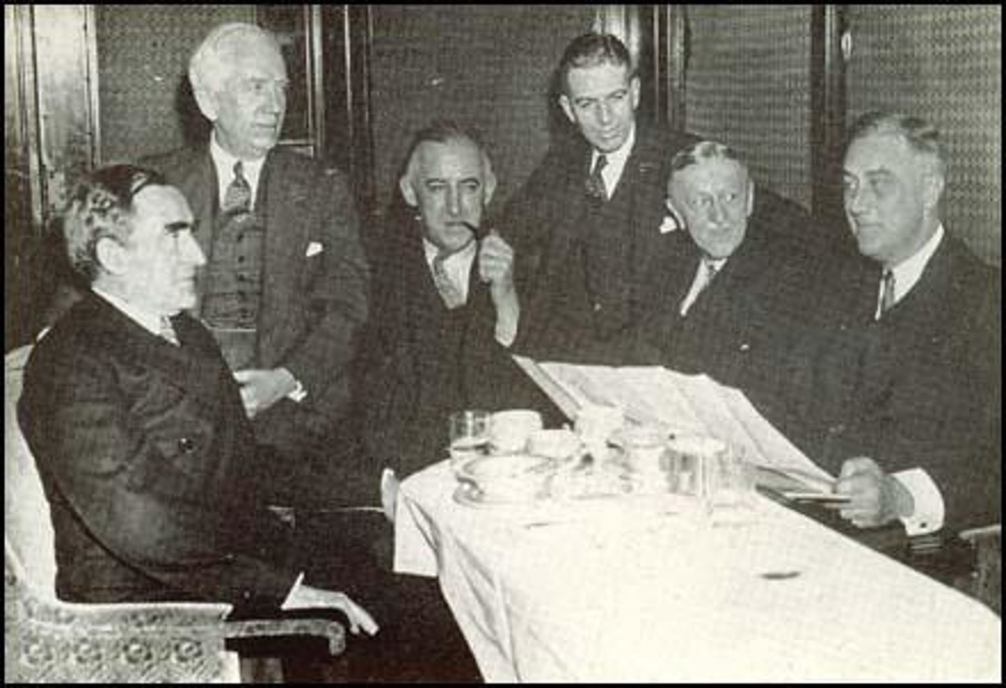 <p>Specialists in law, economics, and welfare, many of them young university professors, who advised President Franklin D. Roosevelt and helped develop the policies of the New Deal.</p>