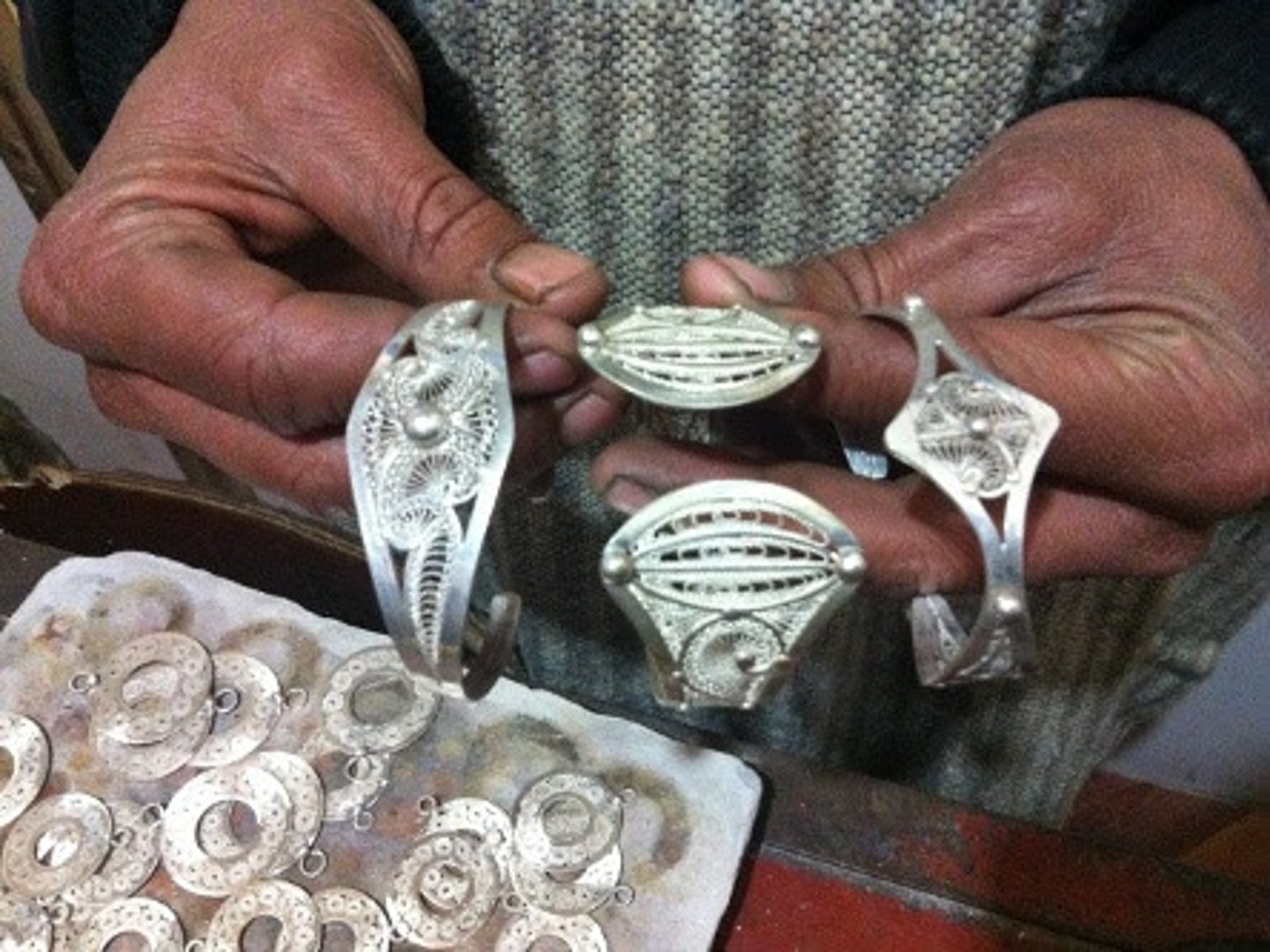 <p>arte de trabajar artículos de metal (especialmente oro y plata)</p>