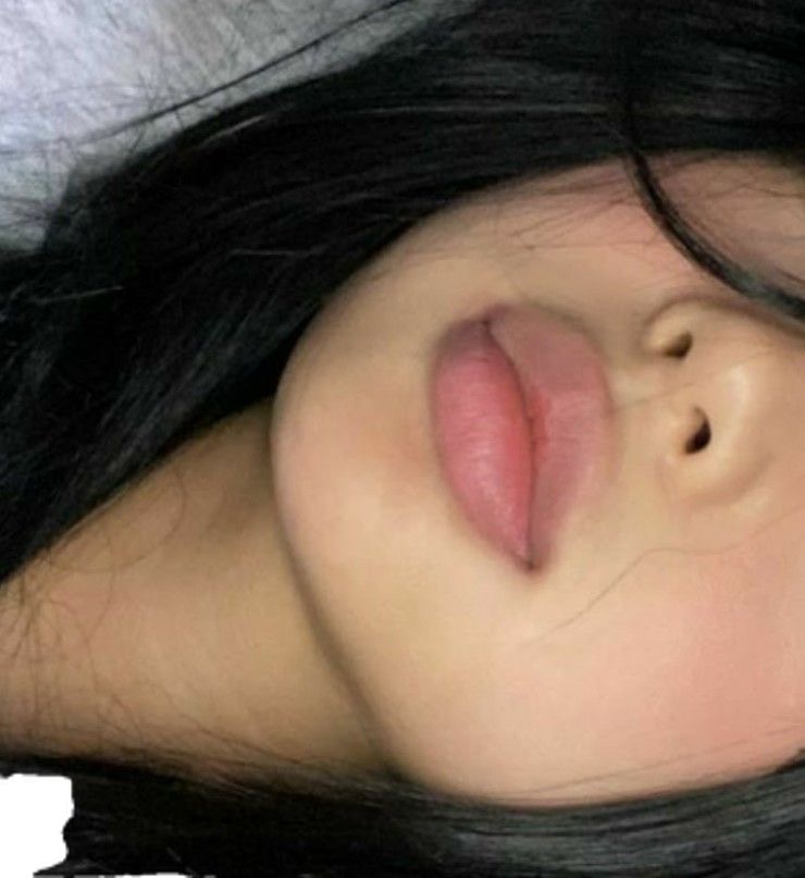<p>full lips</p>