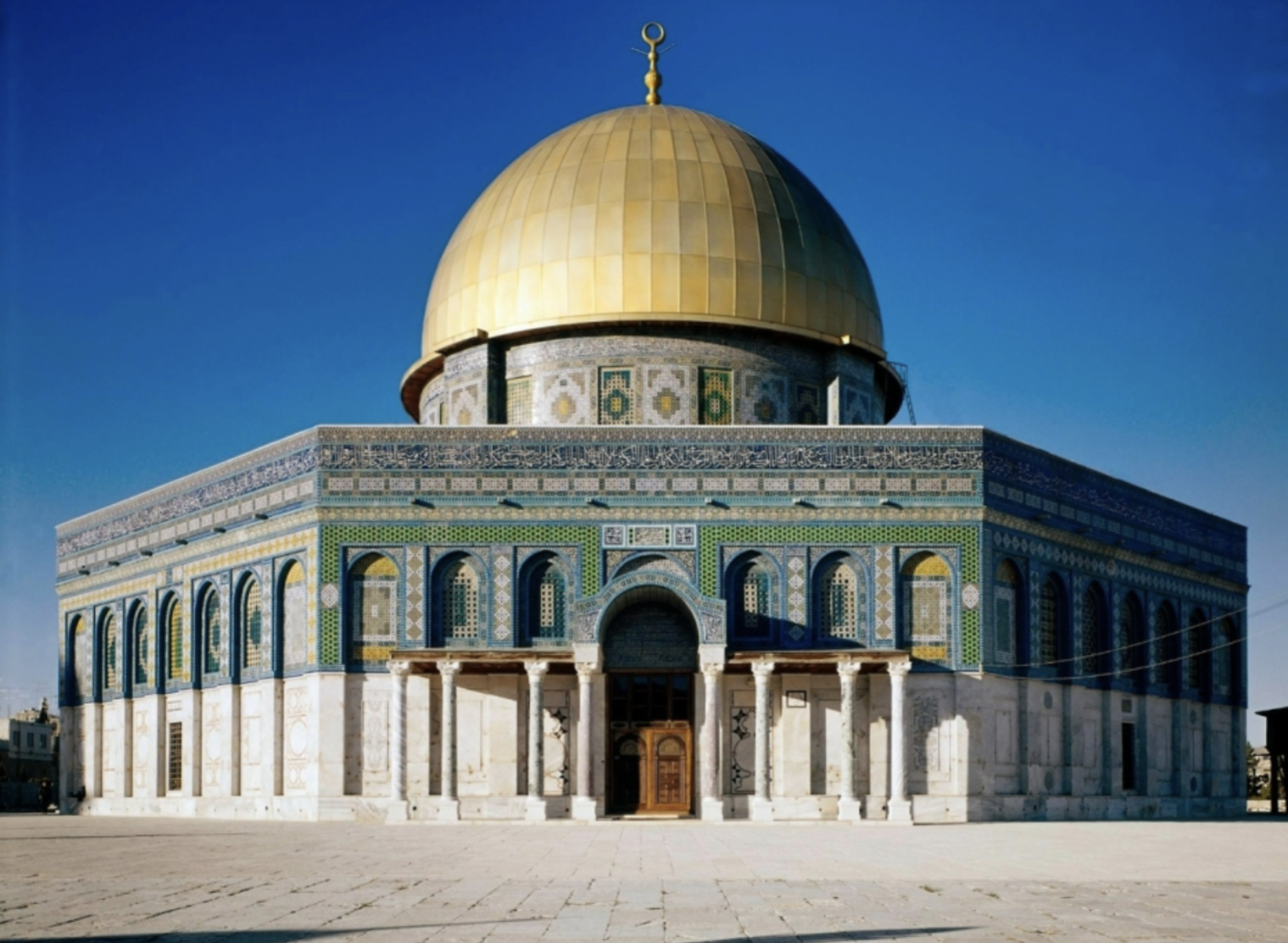 <ul><li><p><strong>Religious and political symbolism</strong>: a statement of Islamic authority on a sacred site</p></li><li><p><strong>Artistic and architectural innovation</strong>: central-plan design, golden dome, and intricate, non-figurative ornamentation</p></li><li><p><strong>Scriptural emphasis</strong>: Qur’anic inscriptions highlighting Islamic beliefs</p></li></ul><p></p>