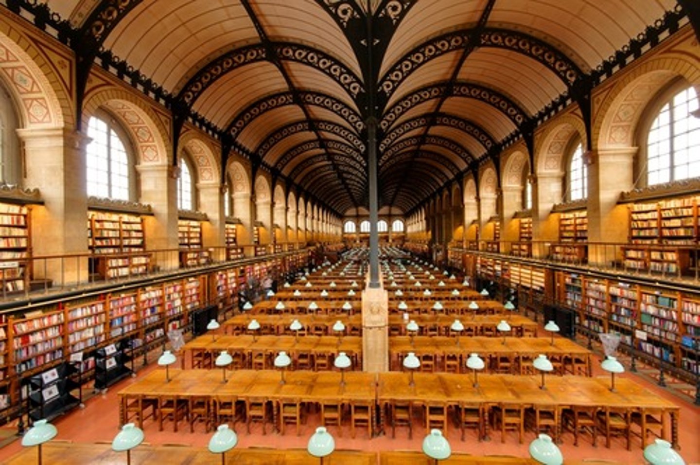<p>1801-1875 : Franse architect die een pioniersrol vervulde door het nieuwe industriële materiaal gietijzer niet enkel functioneel, maar ook zichtbaar als volwaardig architecturaal element toe te passen in monumentale gebouwen. Een bekend voorbeeld van zijn werk is de Bibliotheek Saint-Geneviève in Parijs (1843-1850).</p>