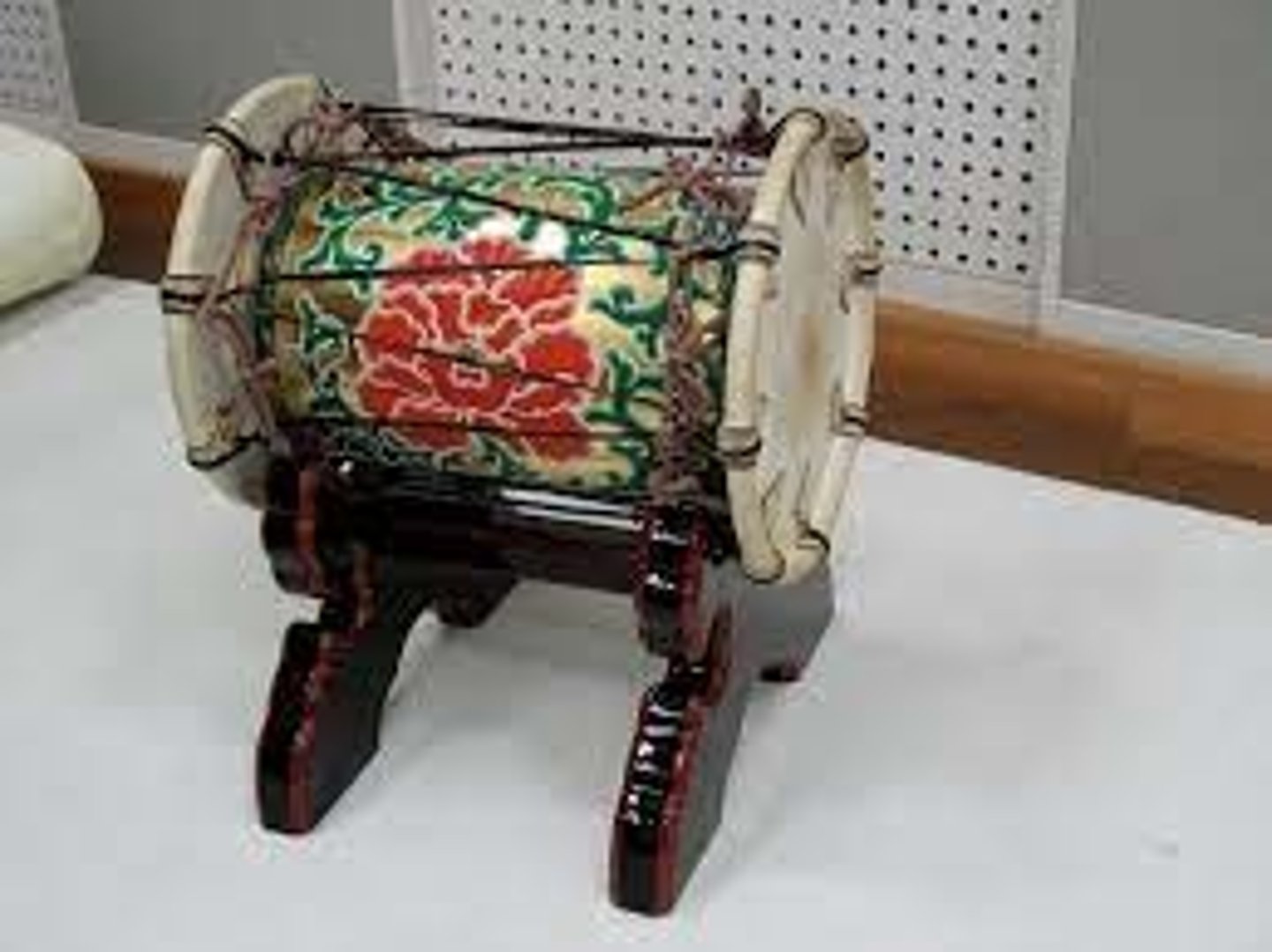 <p>A Japanese two-headed barrel drum; heard in gagaku</p>