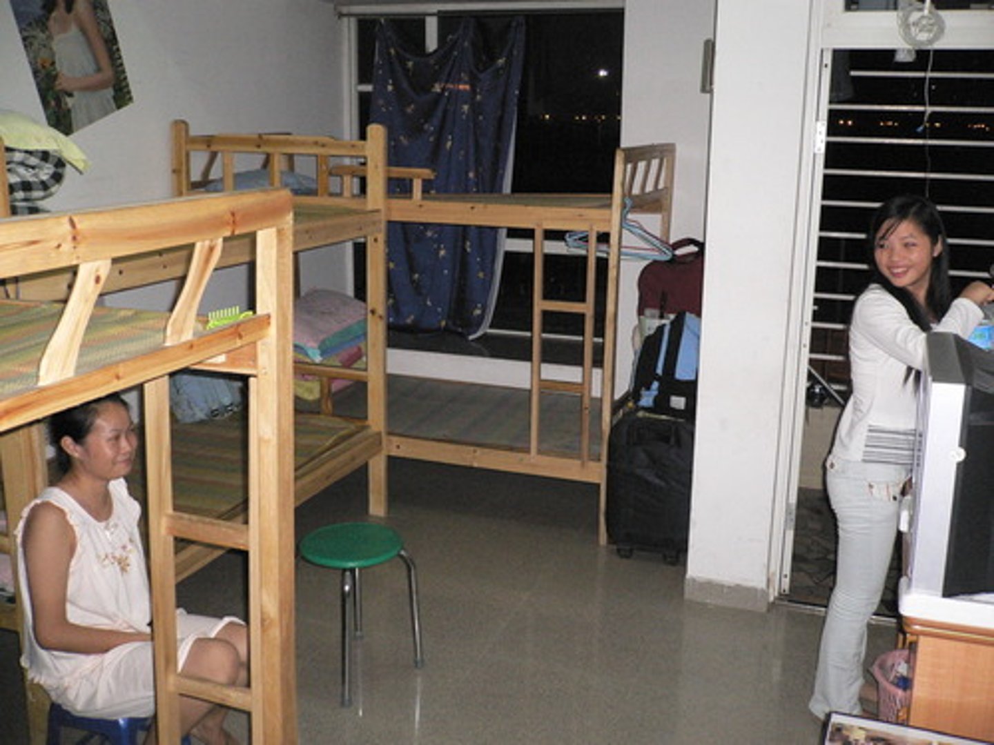 <p>n phr a college or university building where students live = dormitory (US), halls (UK), student accommodation ký túc xá She lives in a hall of residence on campus. /hɔːl əv ˈrezɪdəns/</p>