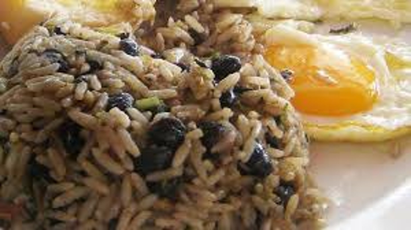 <p>Se come el Gallo Pinto para el desayuno. - arroz y frijoles (rice and beans)</p>