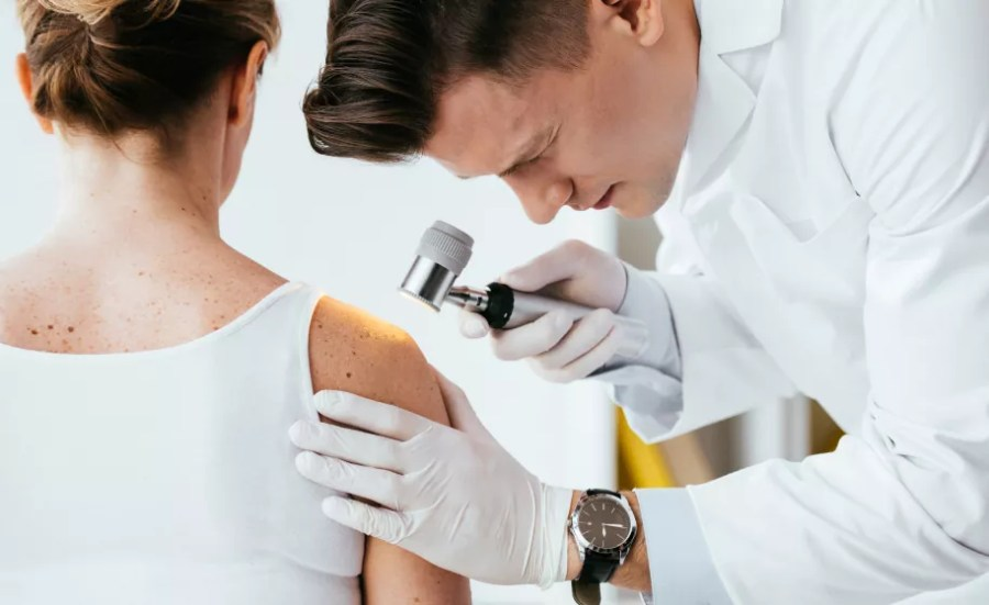 <p>le/la dermatologue</p>