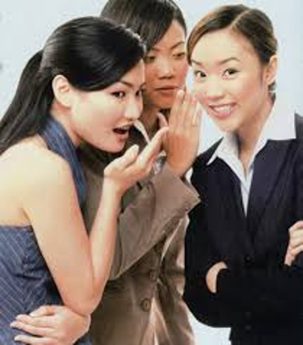 <p>bàn tán ( với ai ) về</p>