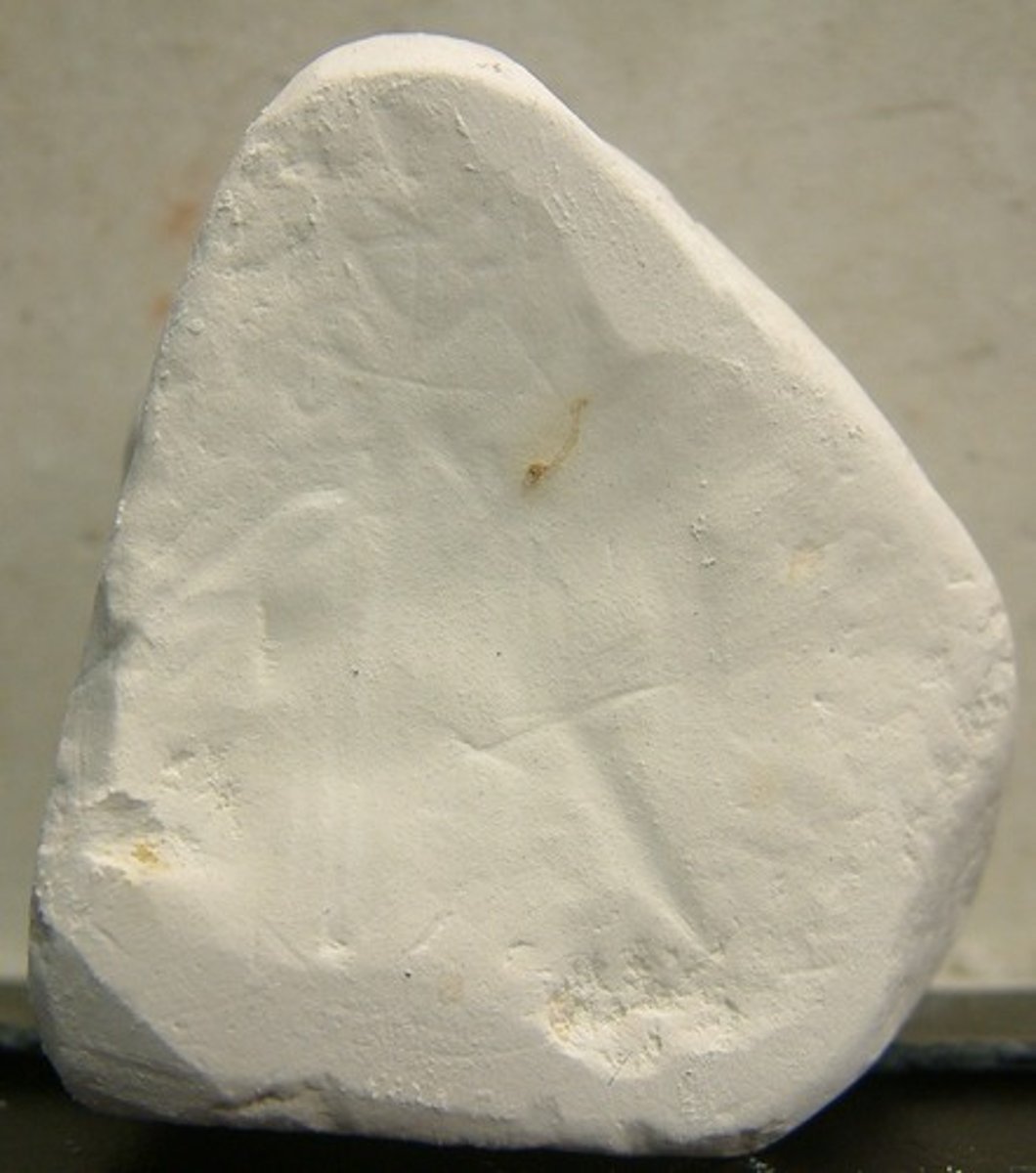 <p>Non Metallic Luster. 2.0-1.0 harness. White streak. 2.6 SG. White to very light brown color, one perfect cleavage (usually not visible), earthy microcrystalline masses. Powdery</p>