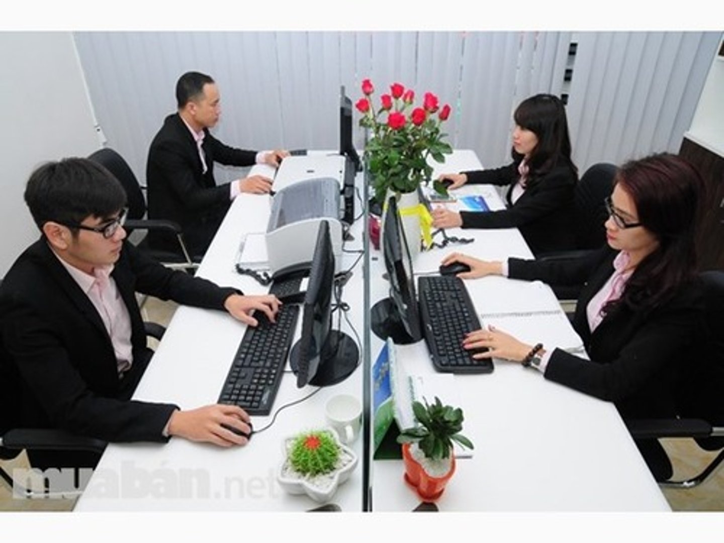 <p>(n) nhân viên</p>