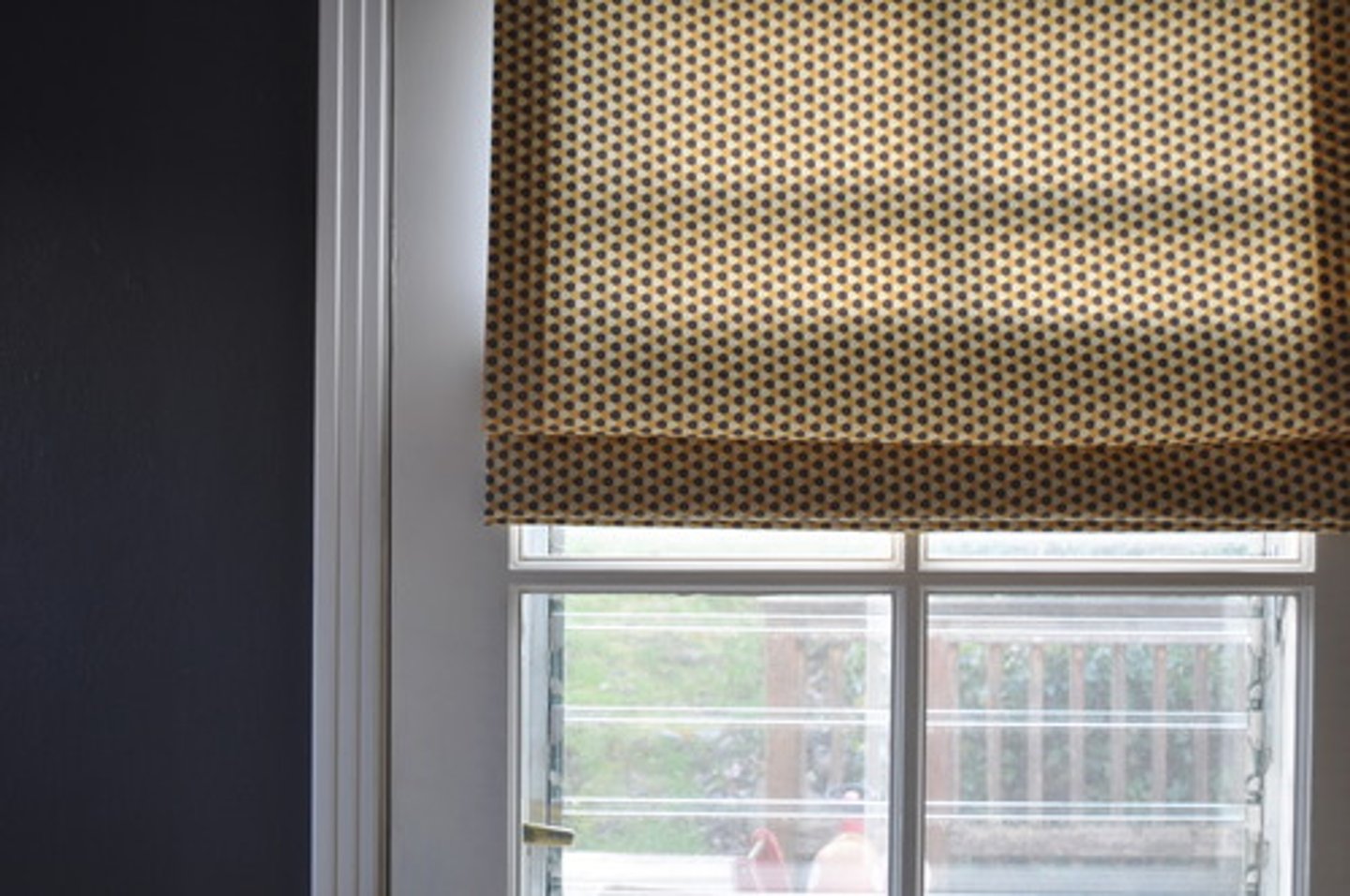 <p>Adjusts brightness of the displayed image. </p>