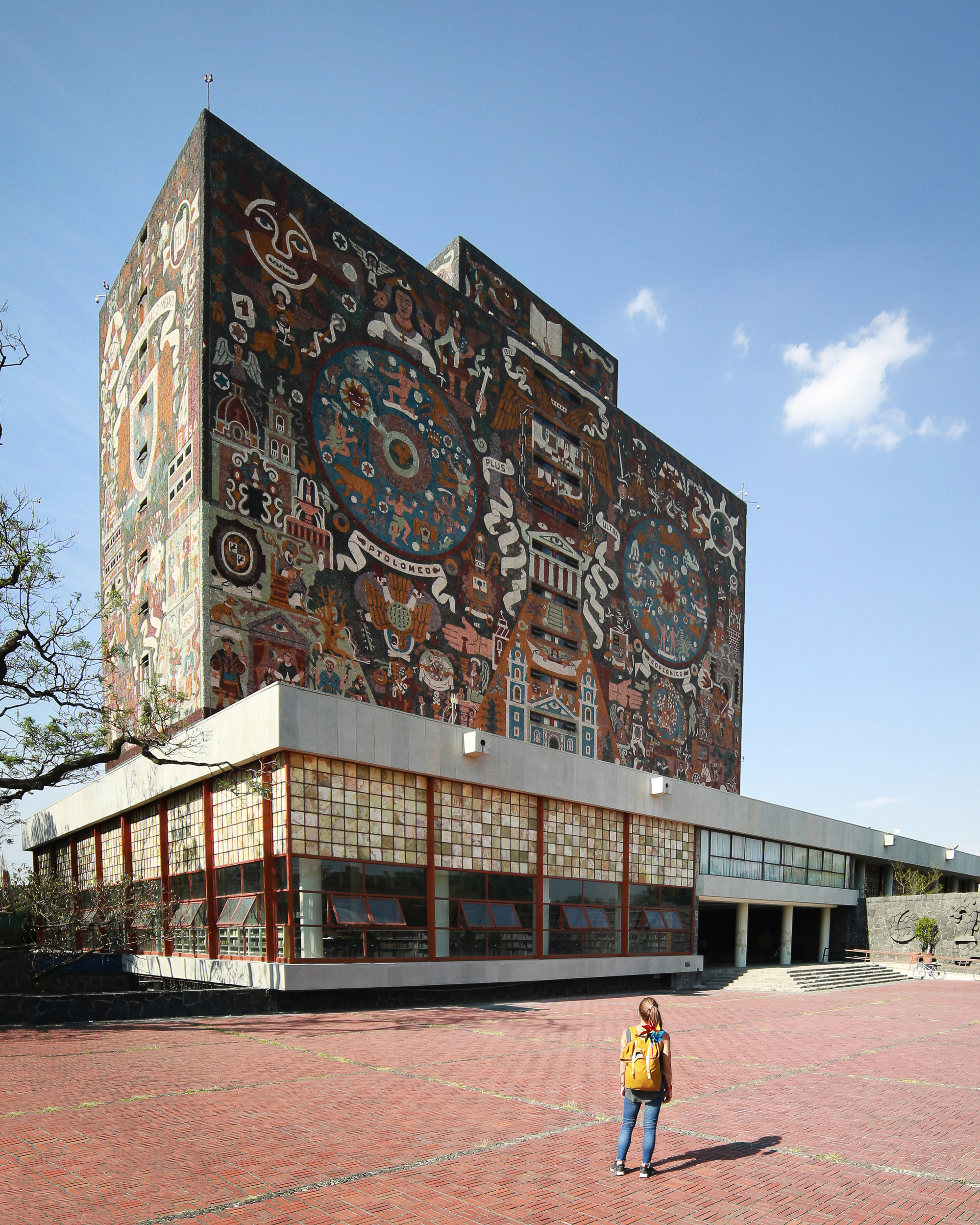 <ul><li><p>horizontal volume at base, vertical tower > 2 volumes juxtaposed</p></li><li><p>walls solid, protect books</p></li><li><p>mosaic murals</p><ul><li><p>narrative of Mexican history</p></li></ul></li></ul><p></p>