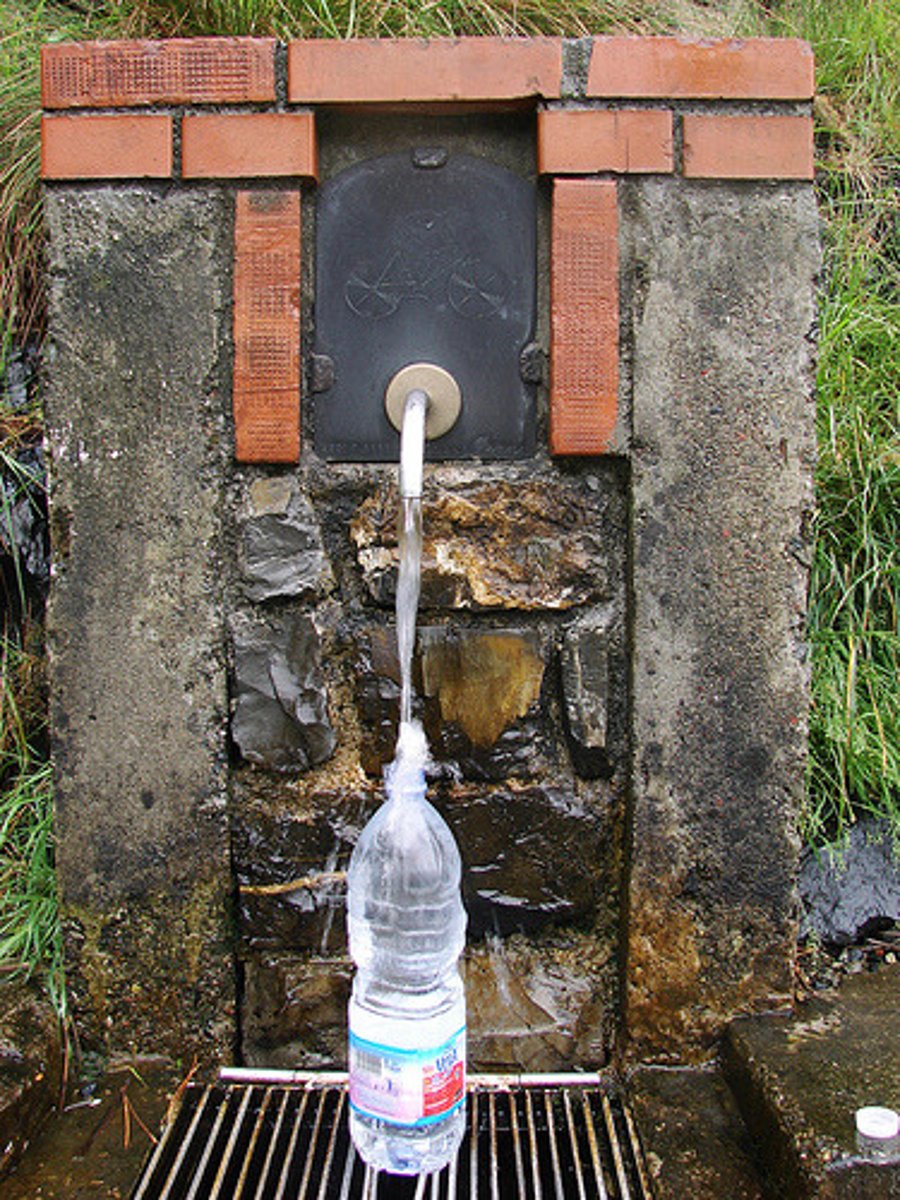 <p>lấp đầy, đổ đầy</p>