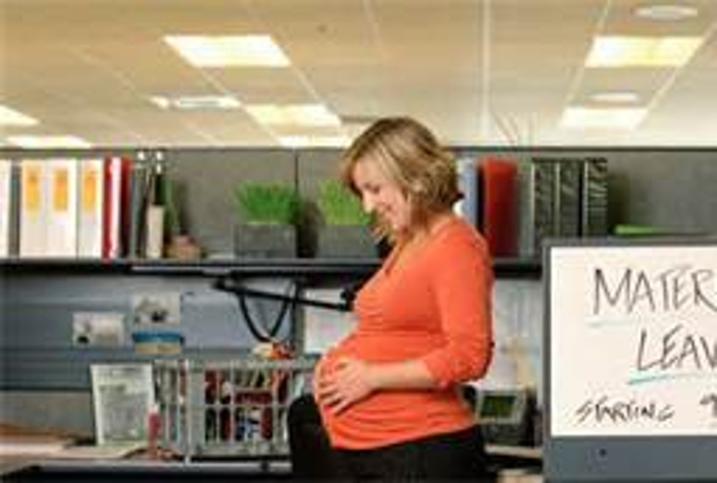 <p>a period of time when a woman temporarily leaves her job to have a baby (nghỉ thai sản)</p>