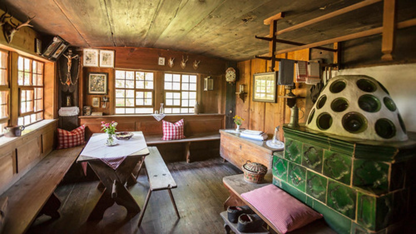 <p>"room, living room"</p>