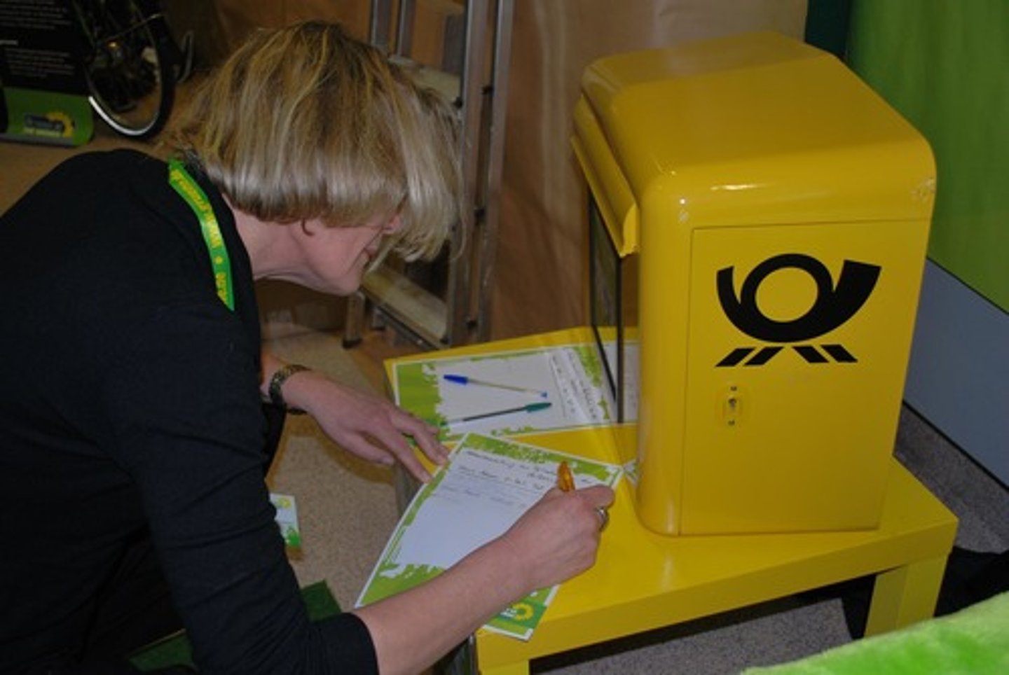 <p>реагувати на</p>