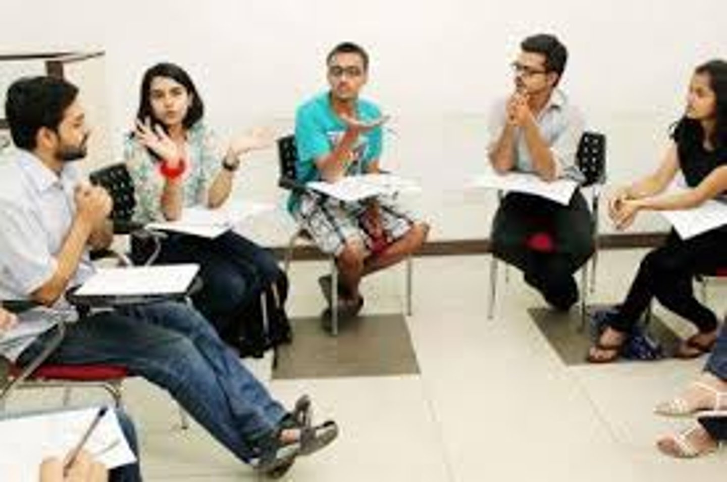 <p>groups of workers who meet to discuss ways of improving products or processes</p>
