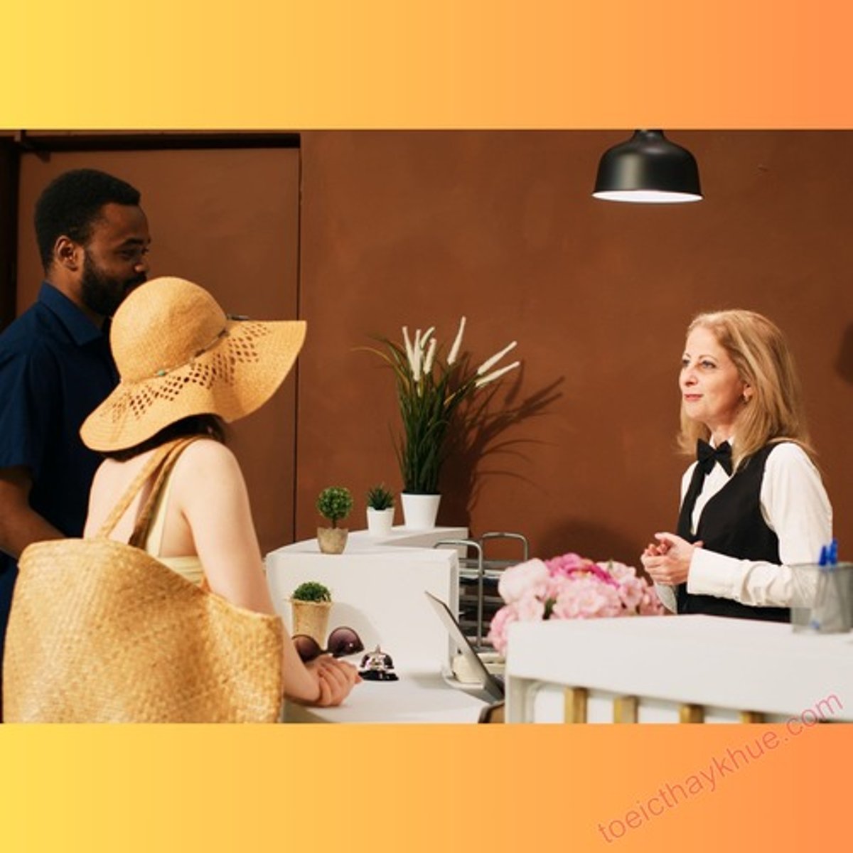 <p>Khách làm thủ tục nhận phòng tại khách sạn.</p>