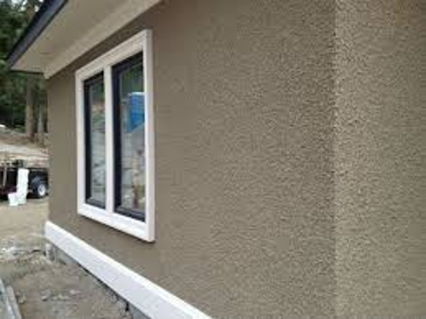 <p>A course plaster composed of cement, sand and lime, mixed with water and used to cover exterior walls</p>