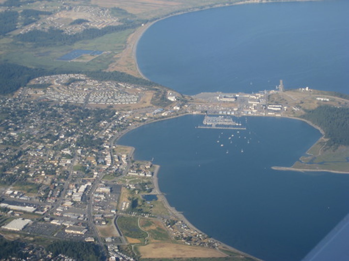 <p>port, harbor</p>