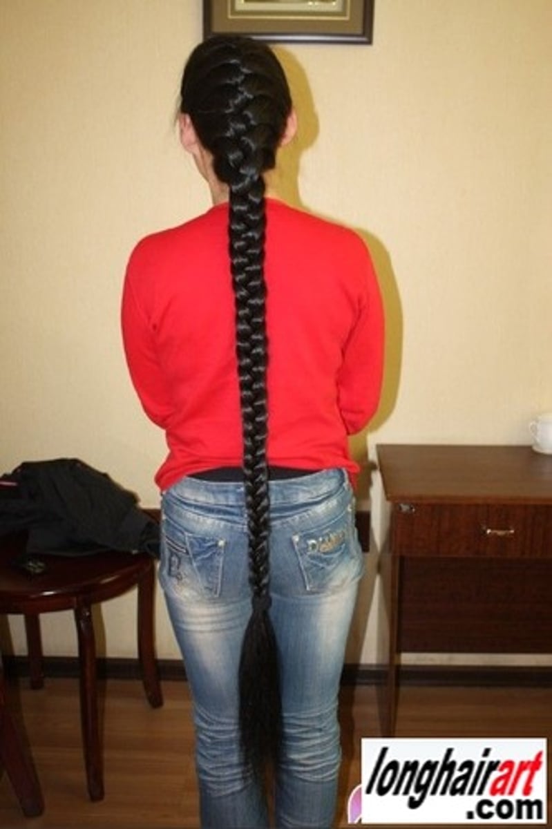 <p>She has ________ hair.</p>