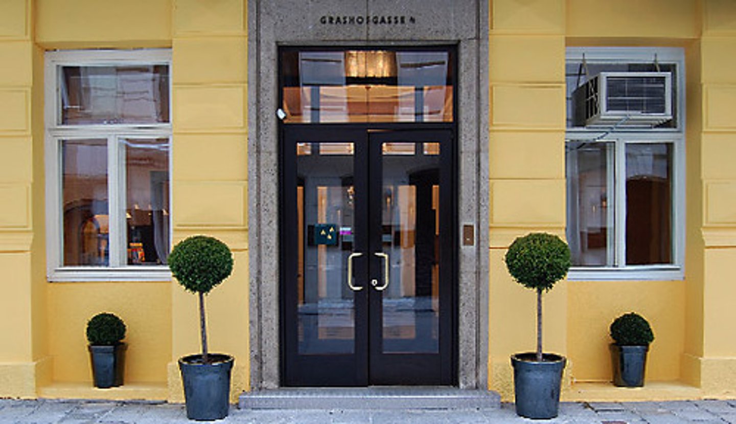 <p>entry, entrance</p>