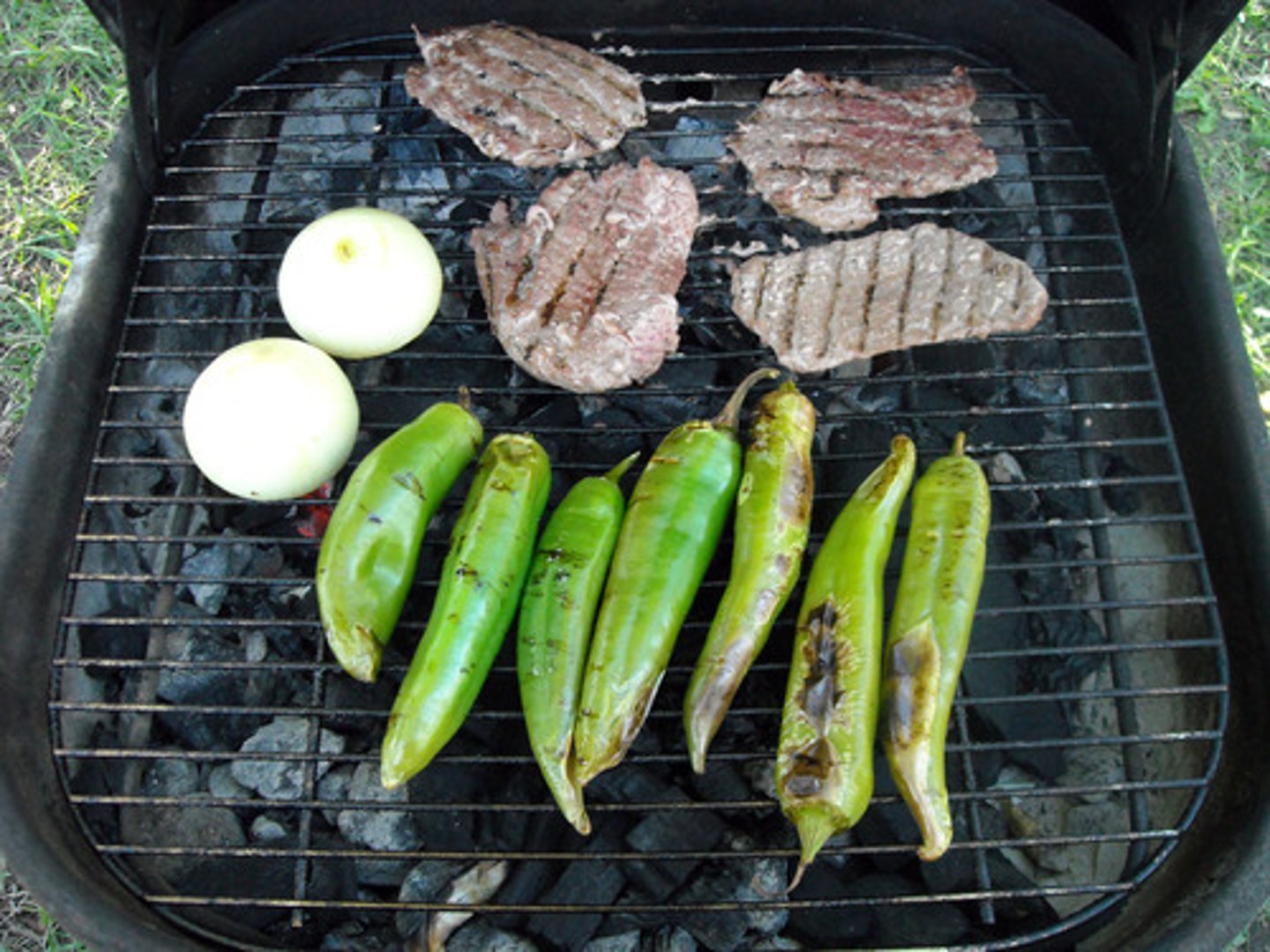 <p>to grill, to roast</p>