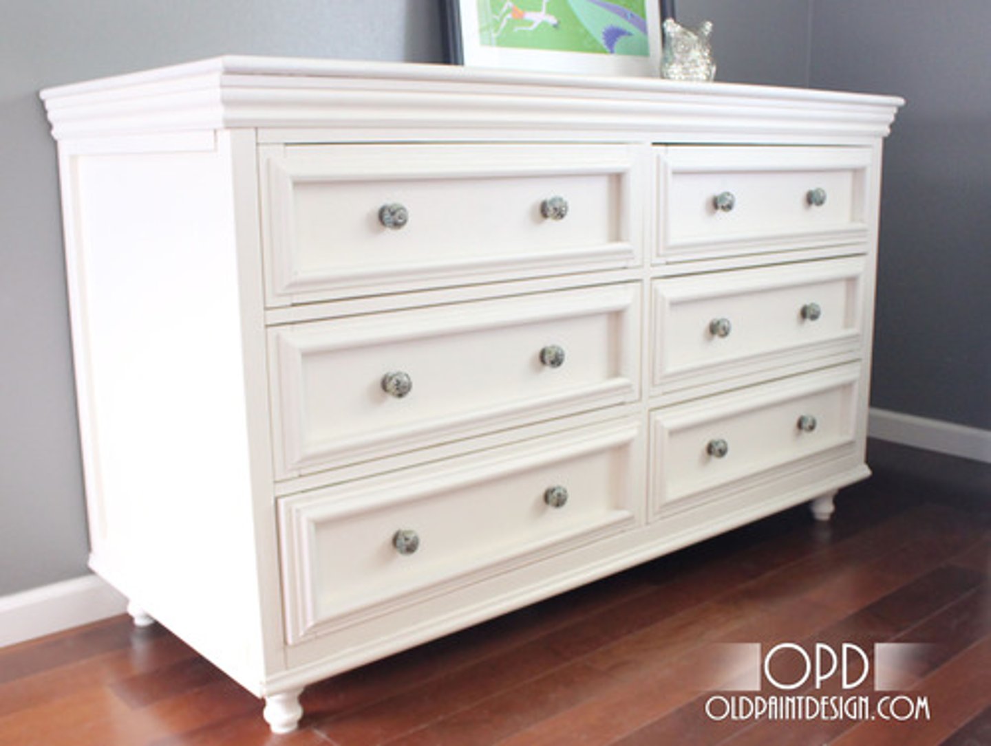 <p>chest of drawers</p>