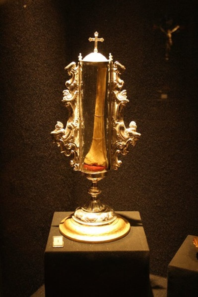 <p>to leave behind, leave, abandon, desert</p><p>relic is left behind from generations</p>