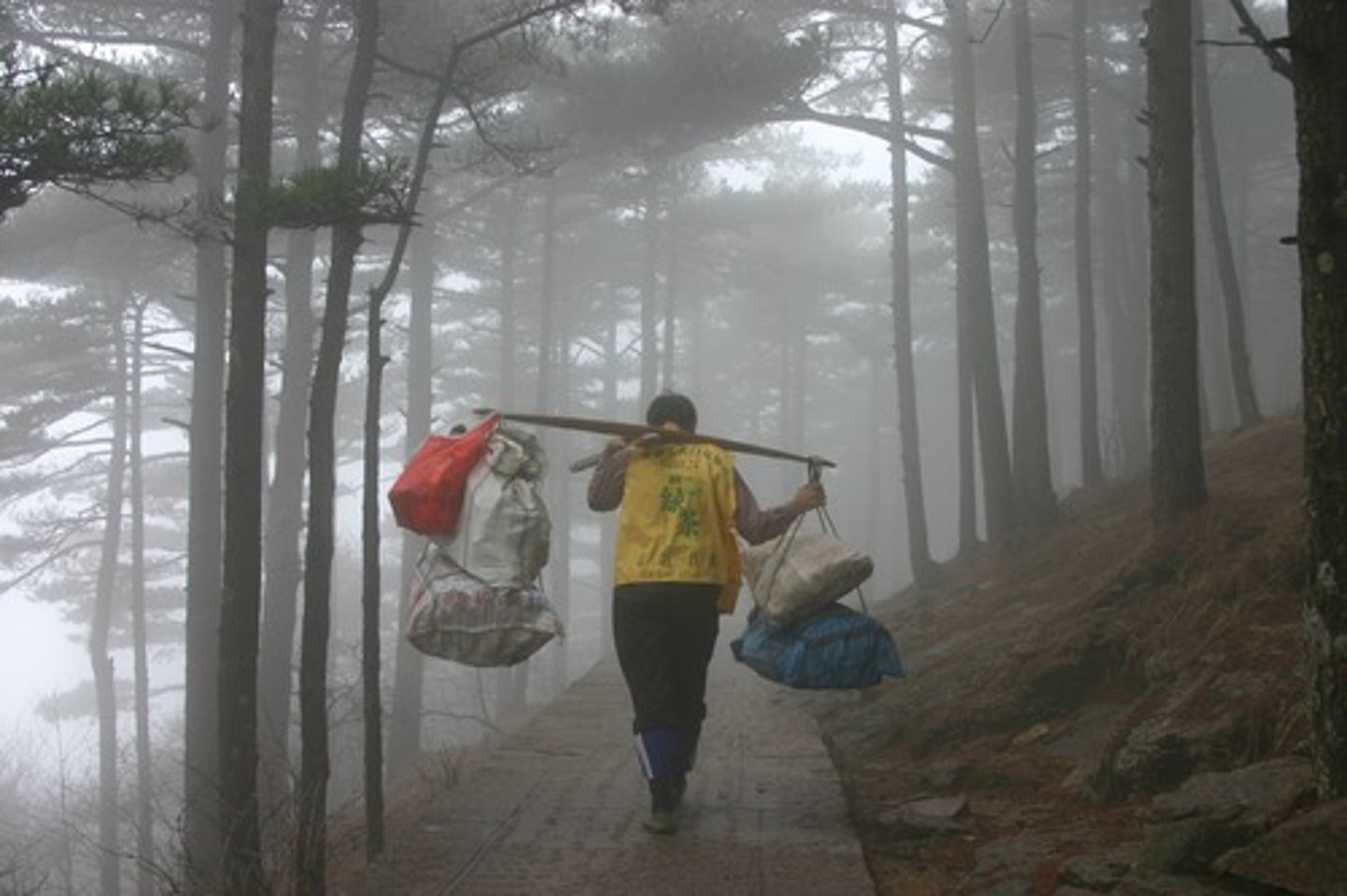 <p>khó khăn, vất vả</p>