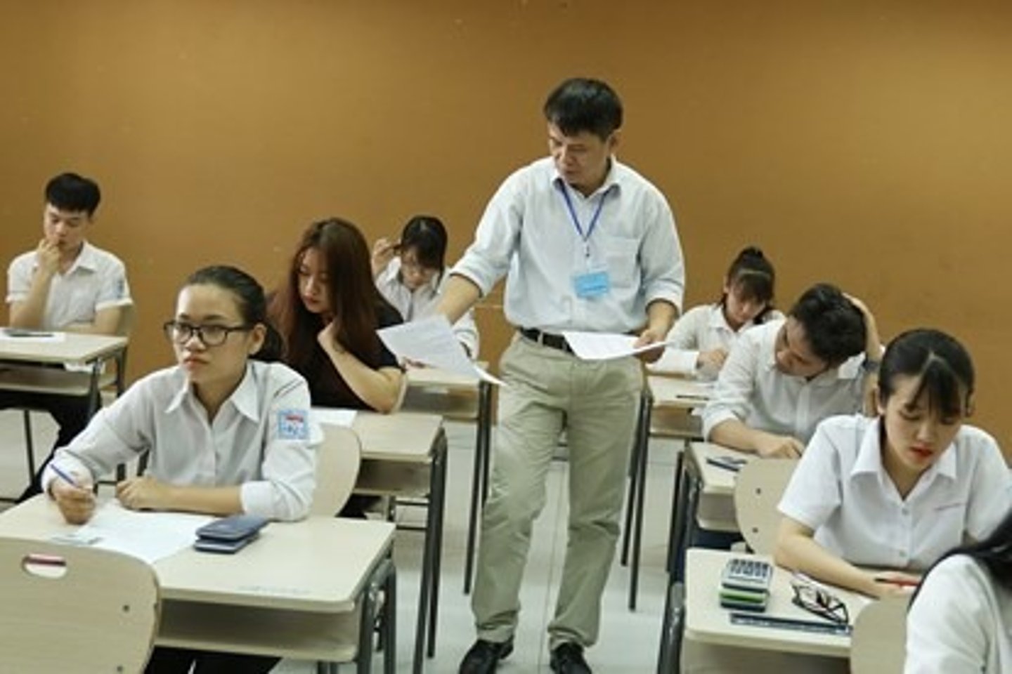 <p><span>giám khảo, người kiểm tra + a person who evaluates others + (n)</span></p>