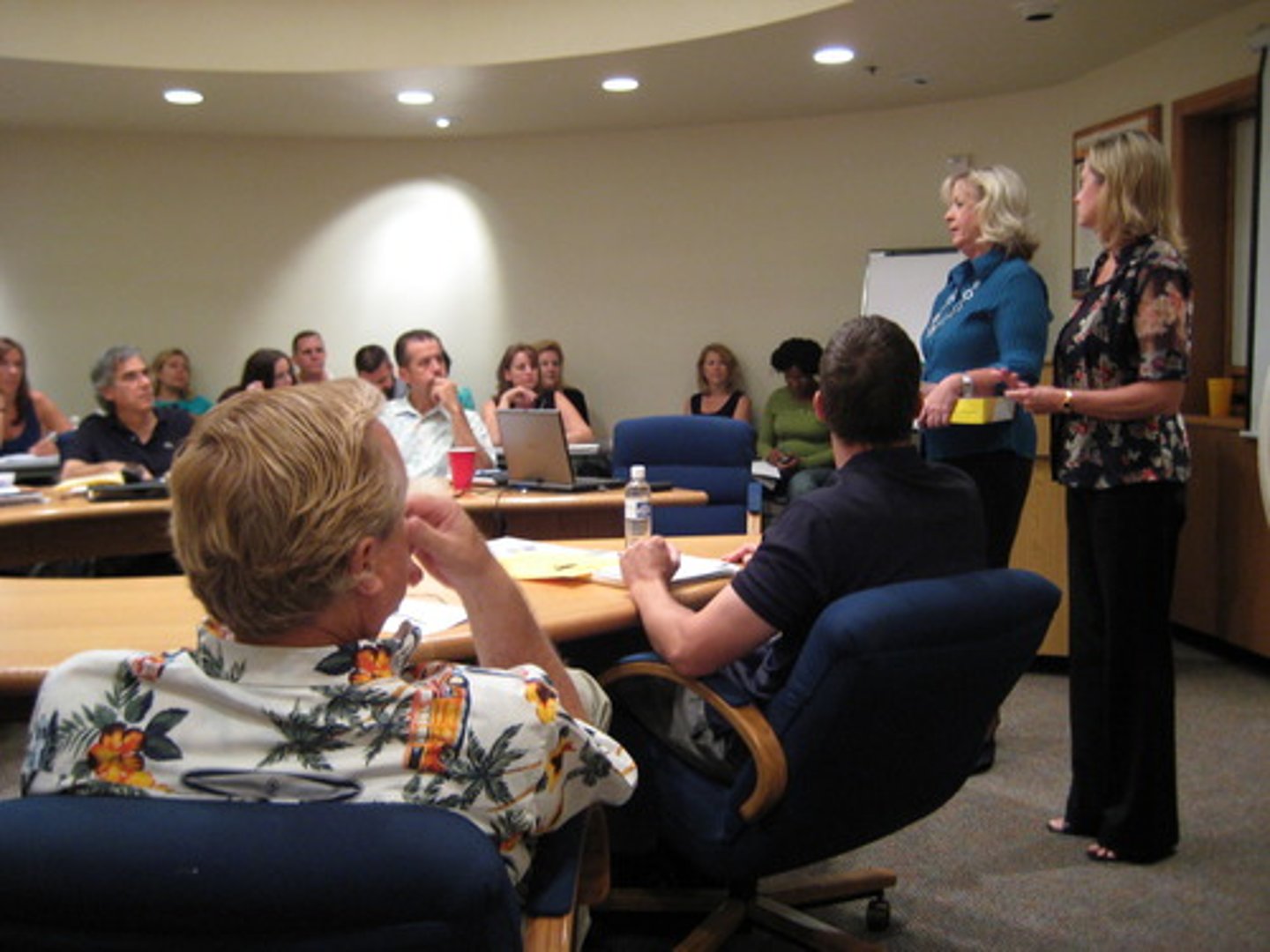 <p>/əˈsoʊ.si.eɪt/ đồng nghiệp</p>