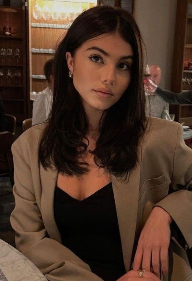<p>shoulder-length hair </p>