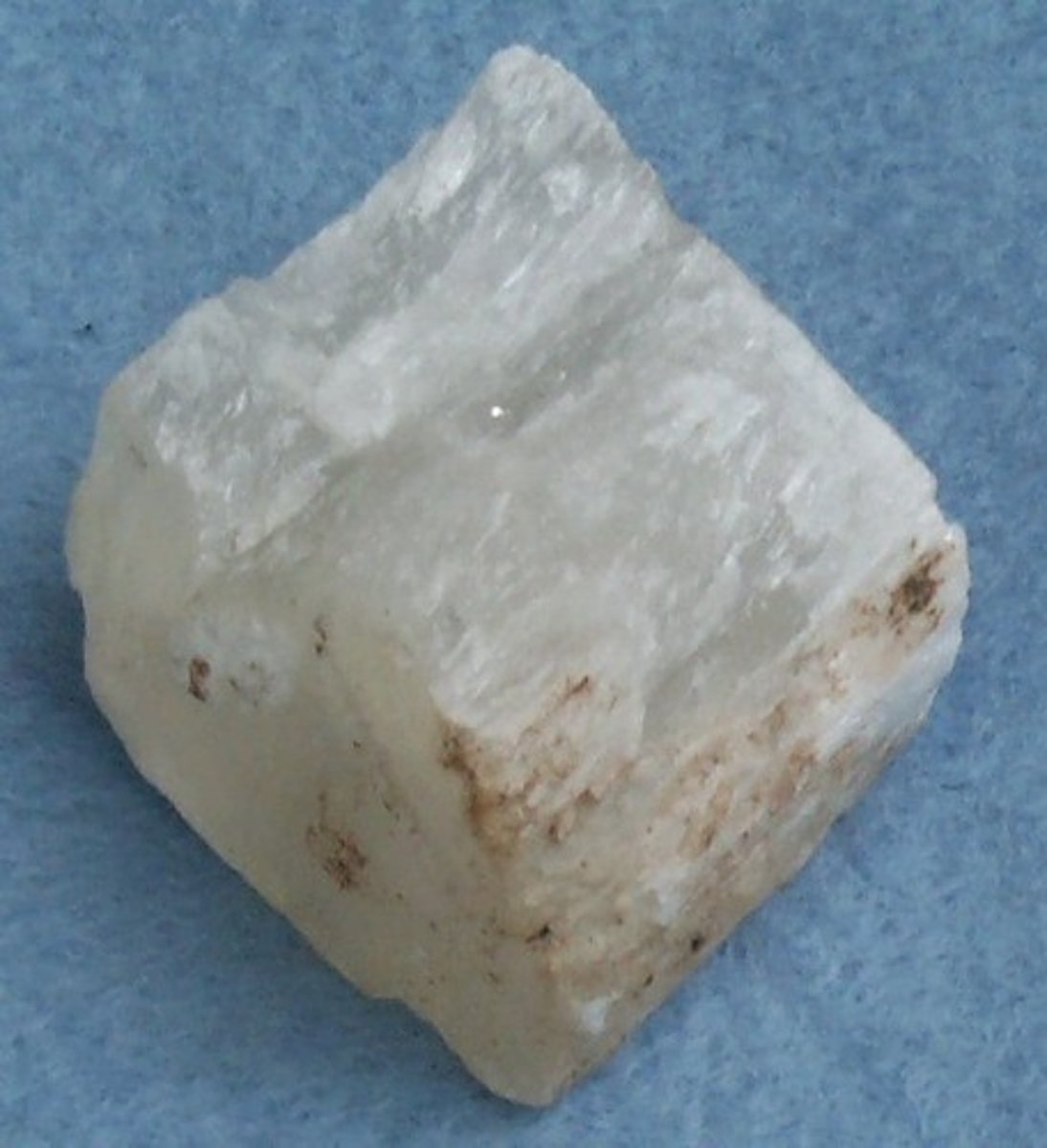 <p>-Milky white/yellow color<br>-White streak<br>-Non metallic luster<br>-Good Cleavage <br>-Hardness 2- very soft- can scratch with fingernail</p>
